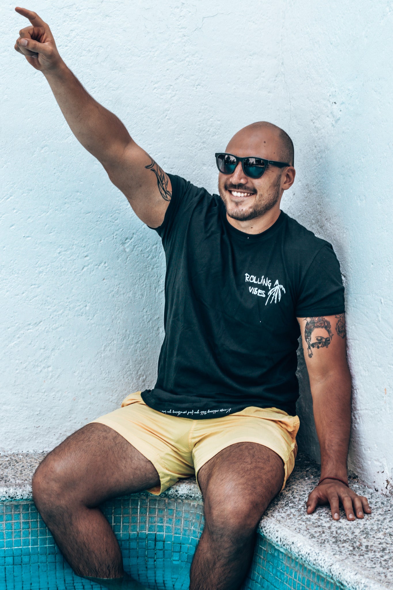 A classic t-shirt made of 100% cotton fabric with short sleeves. The shirt has a relaxed fit and is perfect for casual wear.