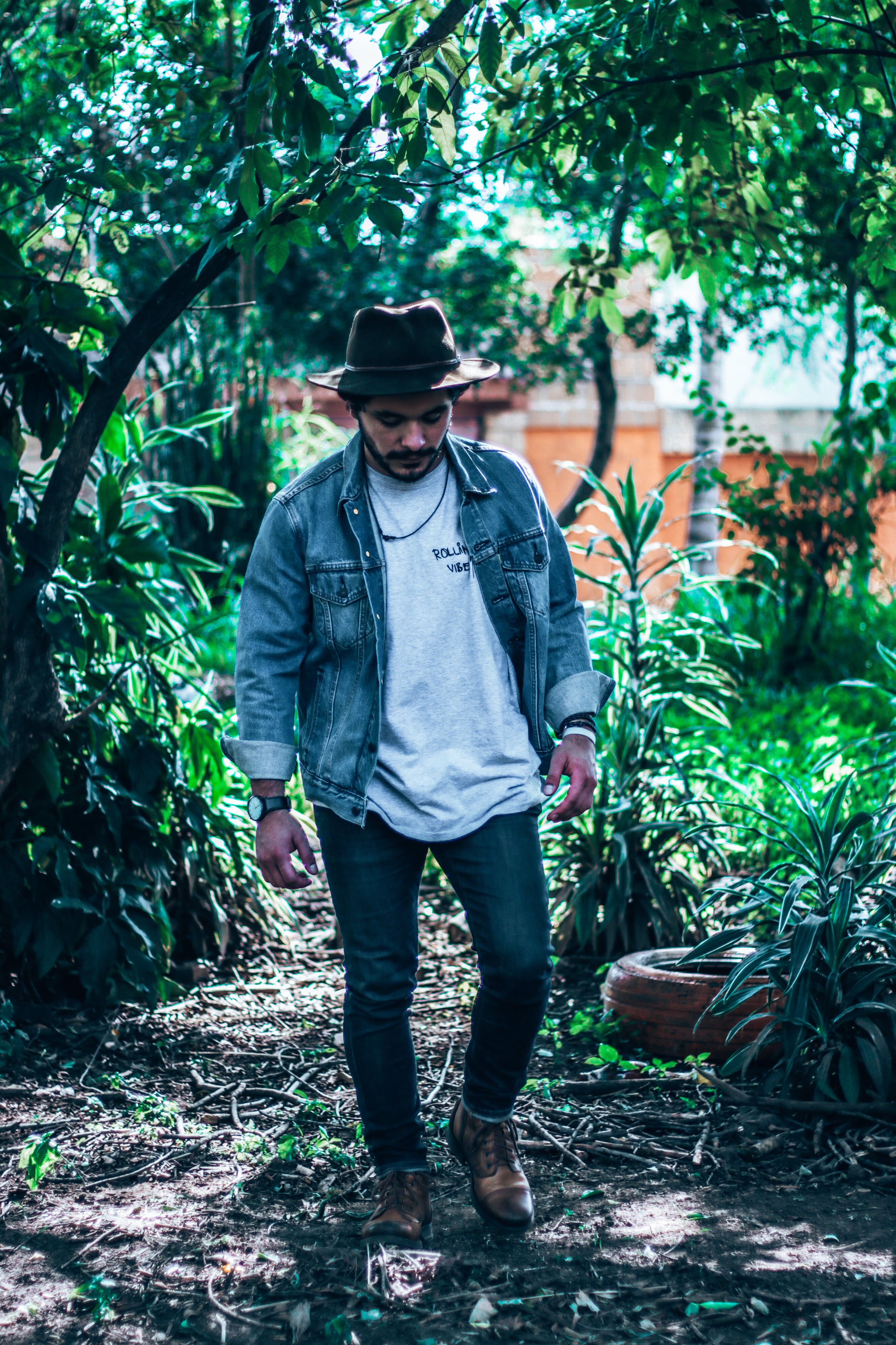 A classic t-shirt made of 100% cotton fabric with short sleeves. The shirt has a relaxed fit and is perfect for casual wear.